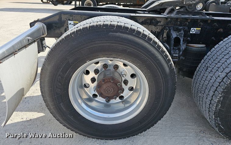 image for item EJ6041 2018 Peterbilt  579 semi truck