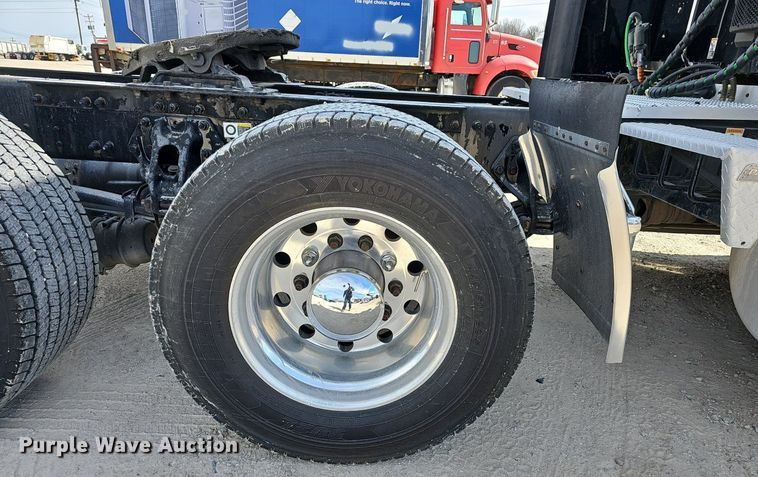 image for item EJ6041 2018 Peterbilt  579 semi truck