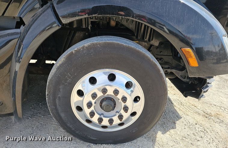 image for item EJ6041 2018 Peterbilt  579 semi truck