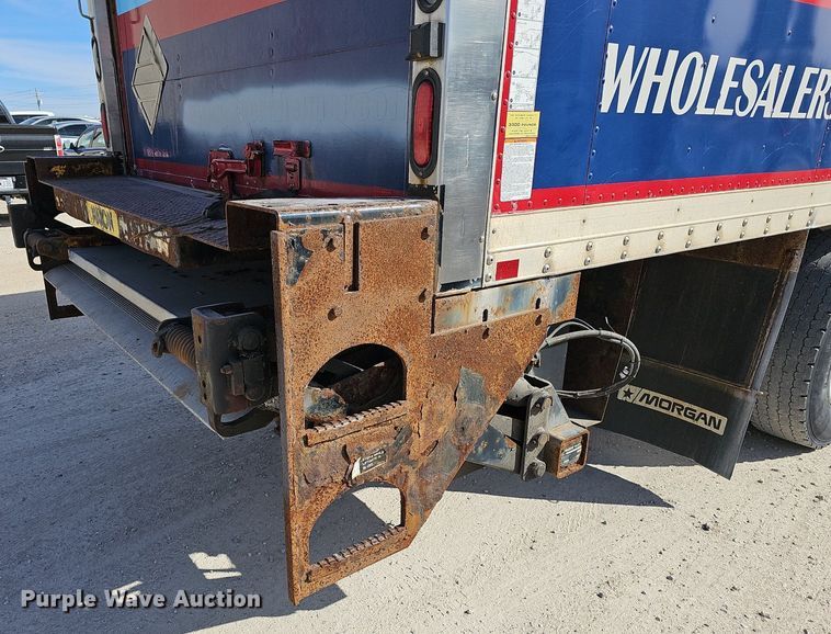 image for item EJ6042 2007 GMC 7500 box truck