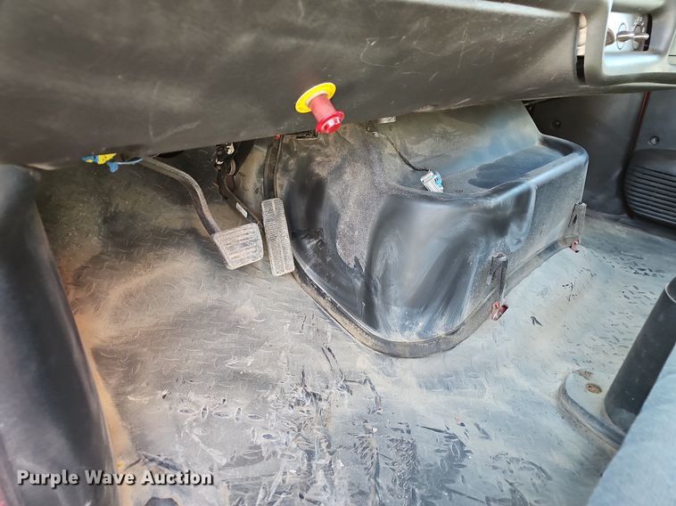 image for item EJ6042 2007 GMC 7500 box truck