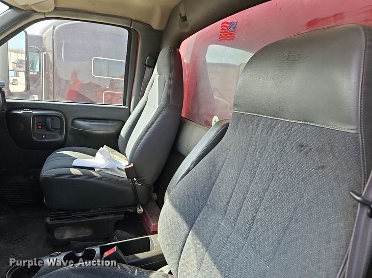 image for item EJ6042 2007 GMC 7500 box truck