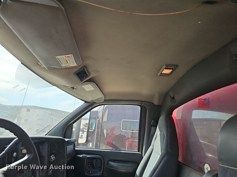 image for item EJ6042 2007 GMC 7500 box truck