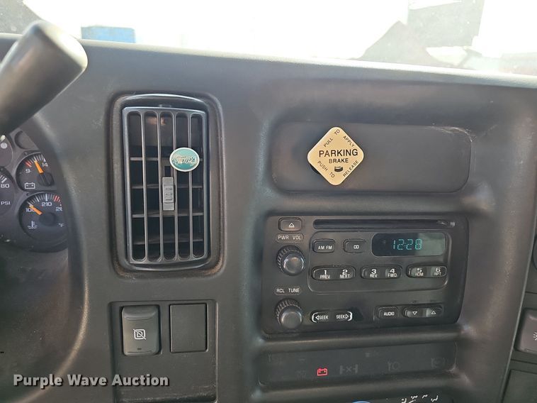 image for item EJ6042 2007 GMC 7500 box truck