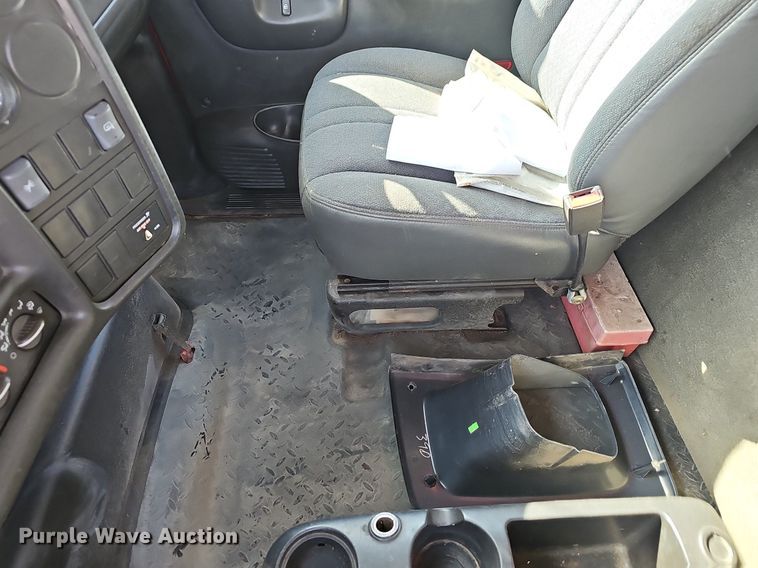 image for item EJ6042 2007 GMC 7500 box truck