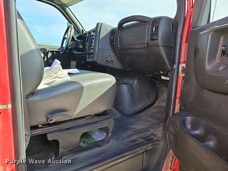 image for item EJ6042 2007 GMC 7500 box truck