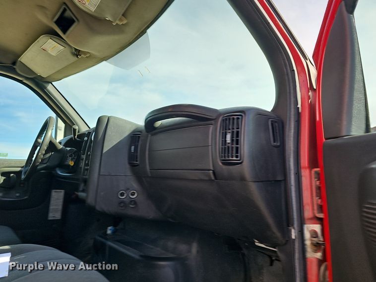 image for item EJ6042 2007 GMC 7500 box truck