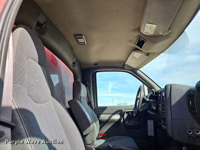 image for item EJ6042 2007 GMC 7500 box truck