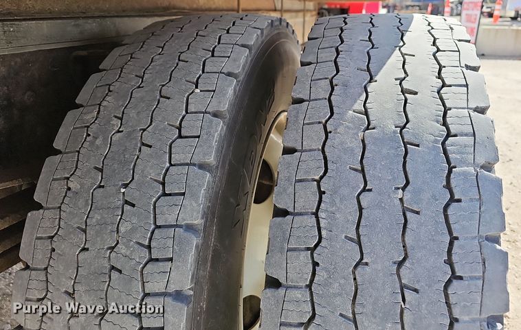 image for item EJ6042 2007 GMC 7500 box truck