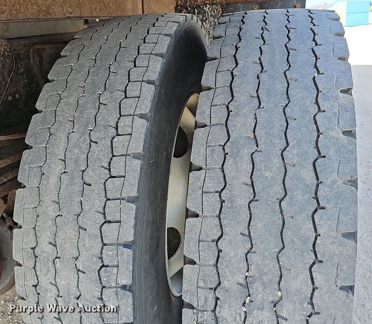 image for item EJ6042 2007 GMC 7500 box truck