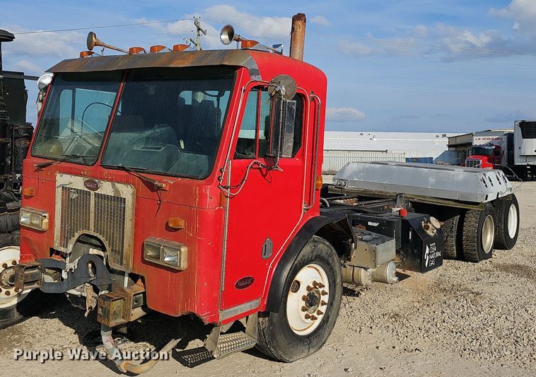 image for item EJ6043 2007 Peterbilt  320 truck cab and chassis