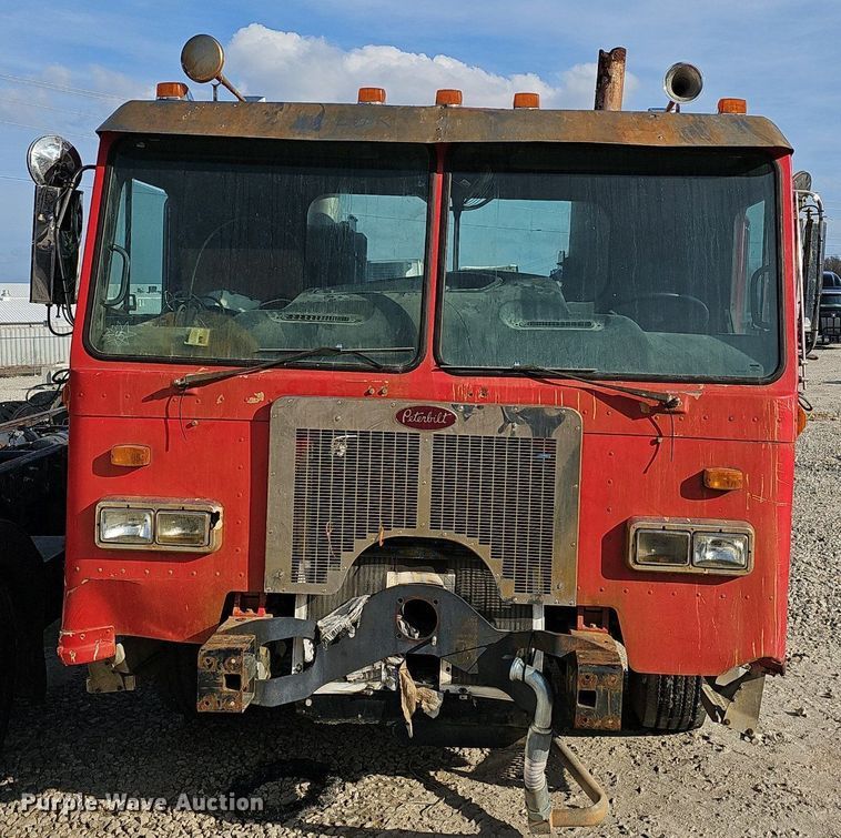 image for item EJ6043 2007 Peterbilt  320 truck cab and chassis