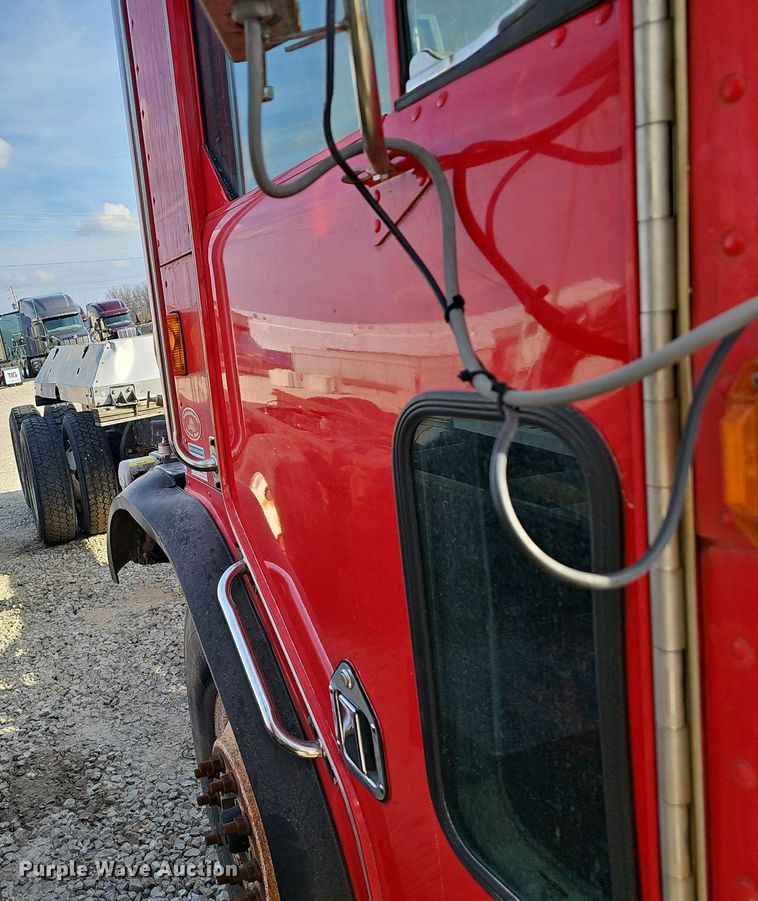 image for item EJ6043 2007 Peterbilt  320 truck cab and chassis