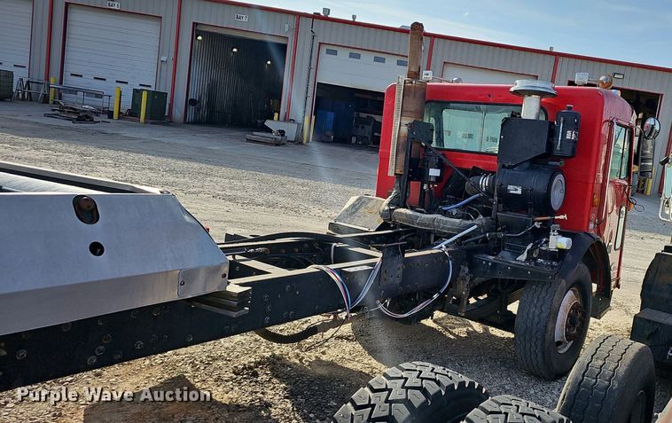 image for item EJ6043 2007 Peterbilt  320 truck cab and chassis