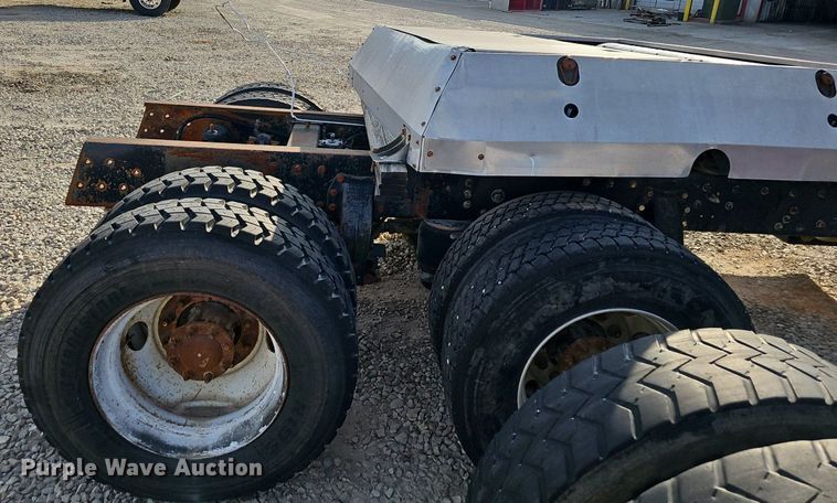 image for item EJ6043 2007 Peterbilt  320 truck cab and chassis