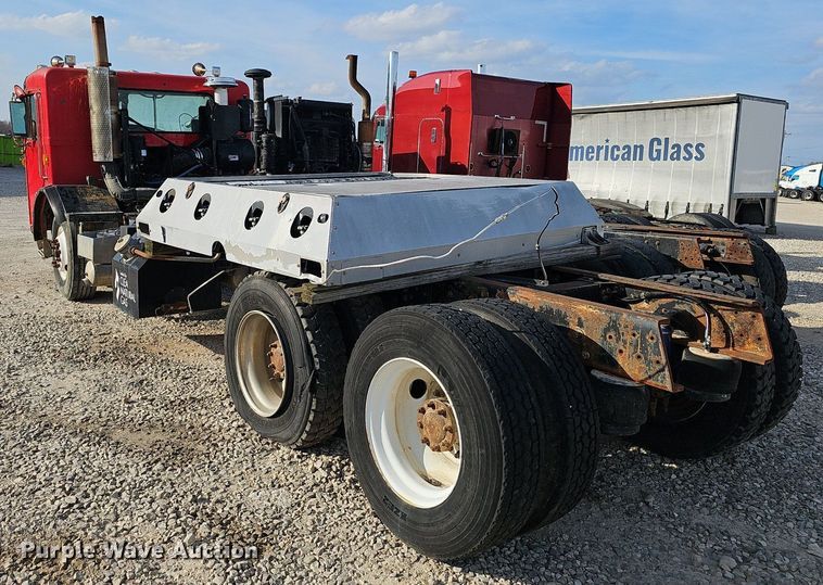 image for item EJ6043 2007 Peterbilt  320 truck cab and chassis