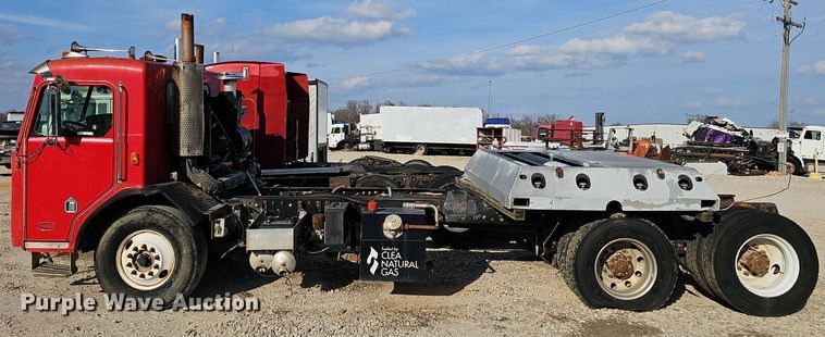 image for item EJ6043 2007 Peterbilt  320 truck cab and chassis