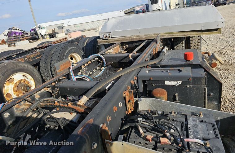 image for item EJ6043 2007 Peterbilt  320 truck cab and chassis