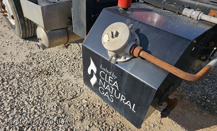 image for item EJ6043 2007 Peterbilt  320 truck cab and chassis