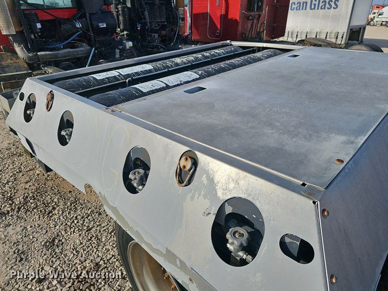 image for item EJ6043 2007 Peterbilt  320 truck cab and chassis