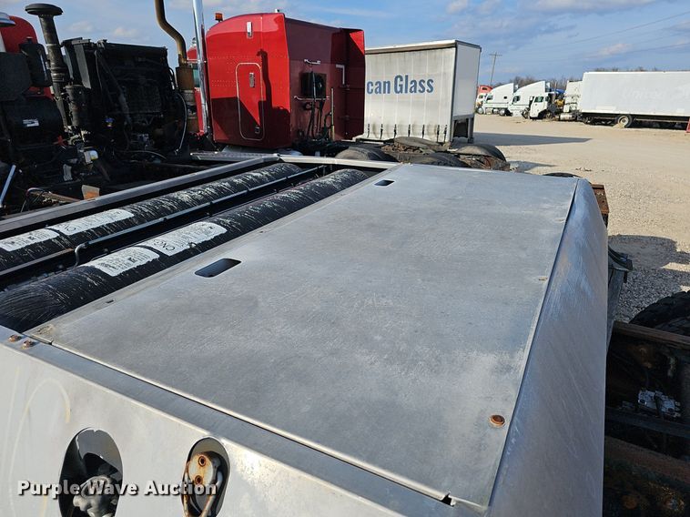 image for item EJ6043 2007 Peterbilt  320 truck cab and chassis