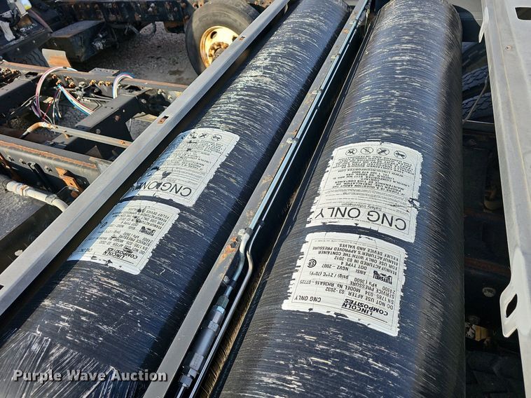 image for item EJ6043 2007 Peterbilt  320 truck cab and chassis