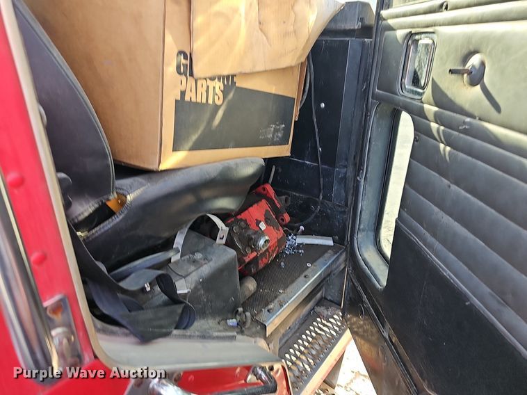 image for item EJ6043 2007 Peterbilt  320 truck cab and chassis