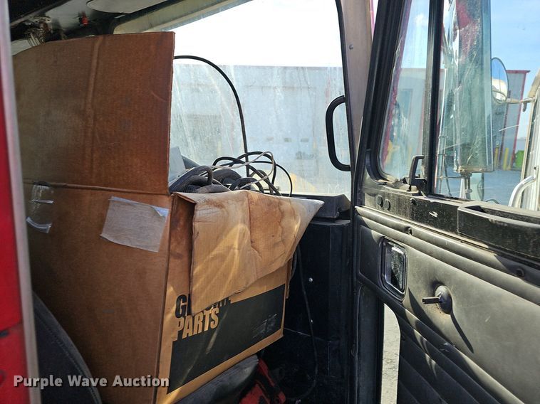 image for item EJ6043 2007 Peterbilt  320 truck cab and chassis