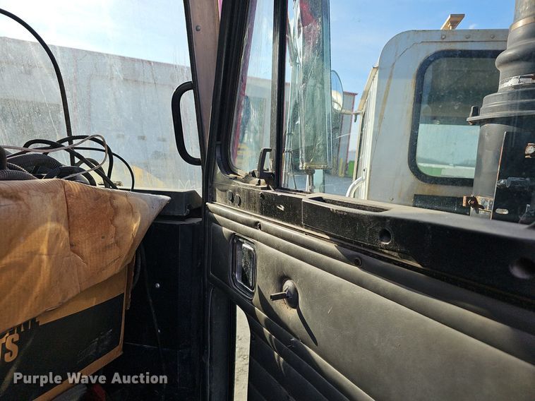 image for item EJ6043 2007 Peterbilt  320 truck cab and chassis