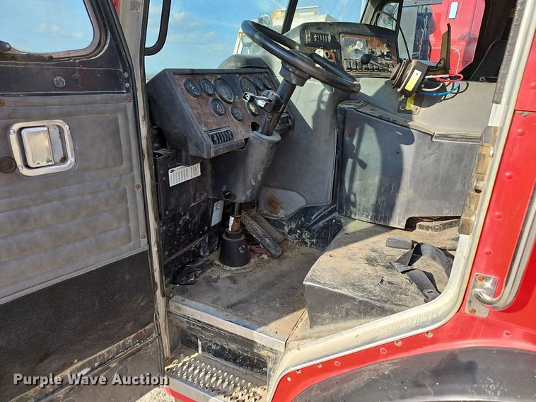 image for item EJ6043 2007 Peterbilt  320 truck cab and chassis