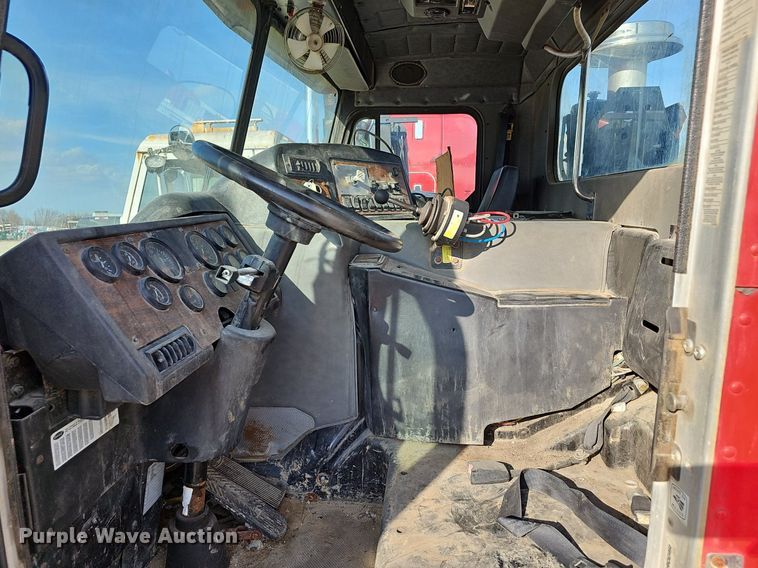 image for item EJ6043 2007 Peterbilt  320 truck cab and chassis