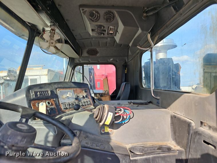 image for item EJ6043 2007 Peterbilt  320 truck cab and chassis