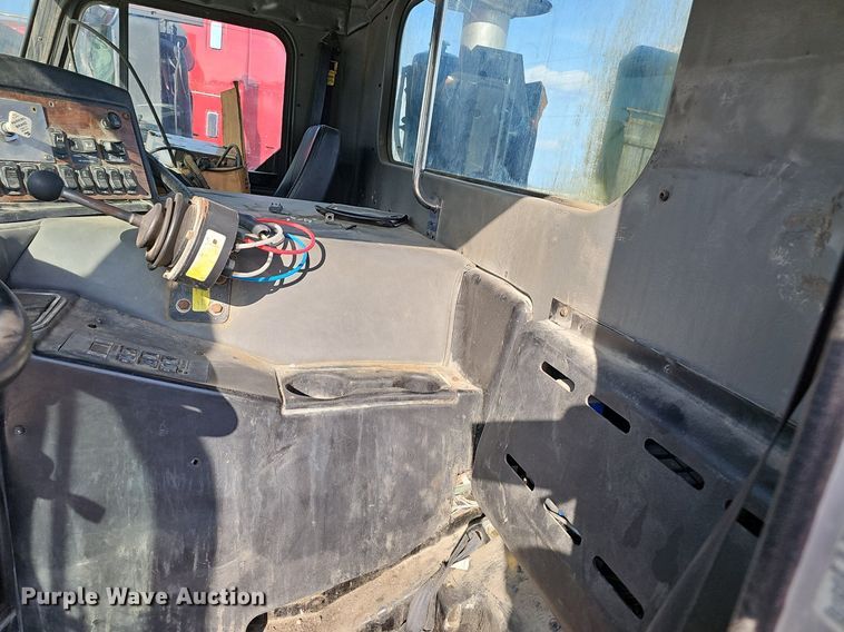 image for item EJ6043 2007 Peterbilt  320 truck cab and chassis