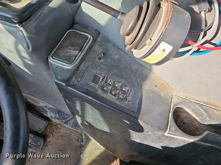 image for item EJ6043 2007 Peterbilt  320 truck cab and chassis