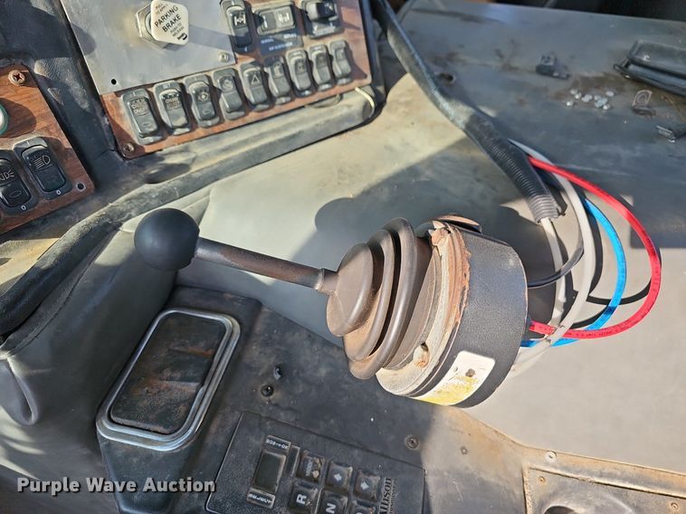 image for item EJ6043 2007 Peterbilt  320 truck cab and chassis