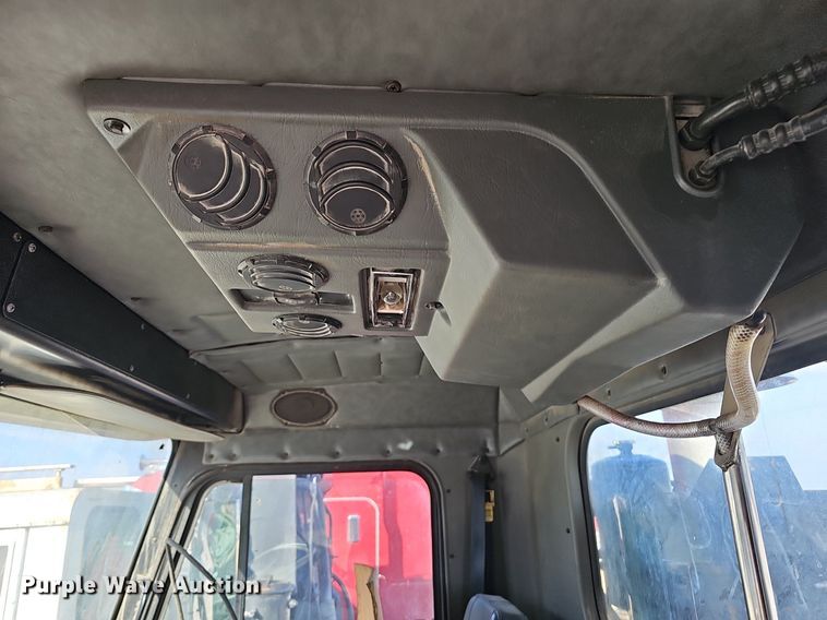 image for item EJ6043 2007 Peterbilt  320 truck cab and chassis