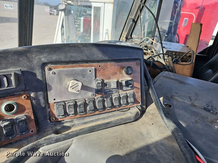 image for item EJ6043 2007 Peterbilt  320 truck cab and chassis