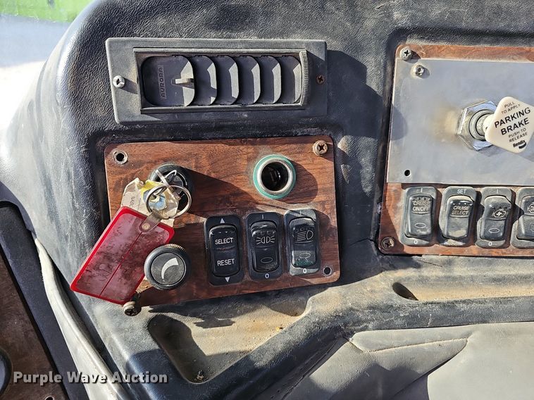 image for item EJ6043 2007 Peterbilt  320 truck cab and chassis