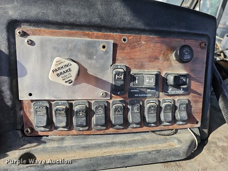 image for item EJ6043 2007 Peterbilt  320 truck cab and chassis