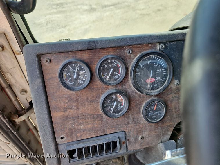 image for item EJ6043 2007 Peterbilt  320 truck cab and chassis