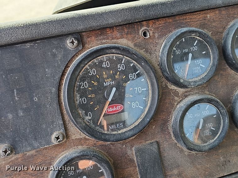 image for item EJ6043 2007 Peterbilt  320 truck cab and chassis