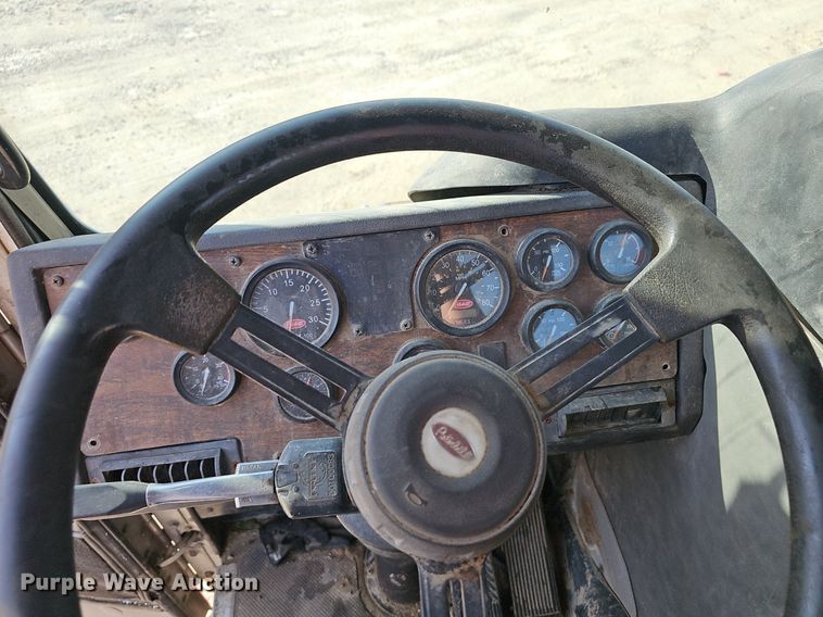 image for item EJ6043 2007 Peterbilt  320 truck cab and chassis