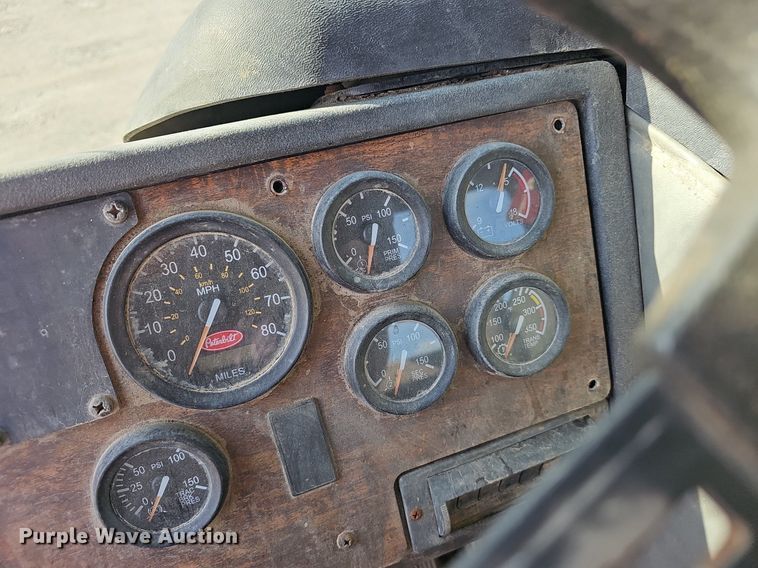 image for item EJ6043 2007 Peterbilt  320 truck cab and chassis