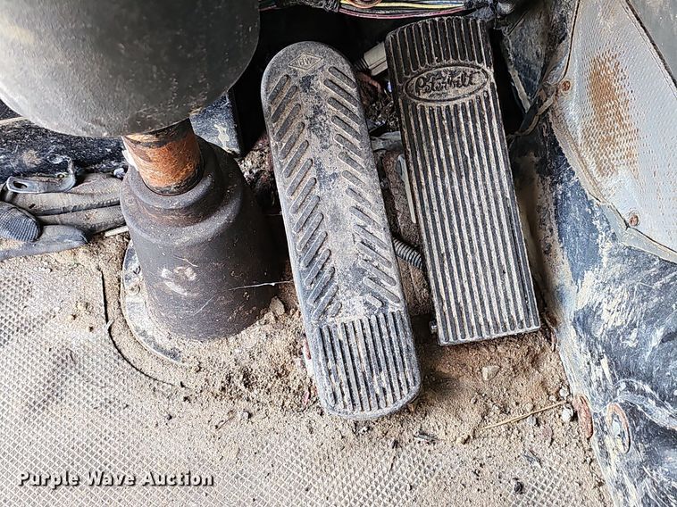 image for item EJ6043 2007 Peterbilt  320 truck cab and chassis