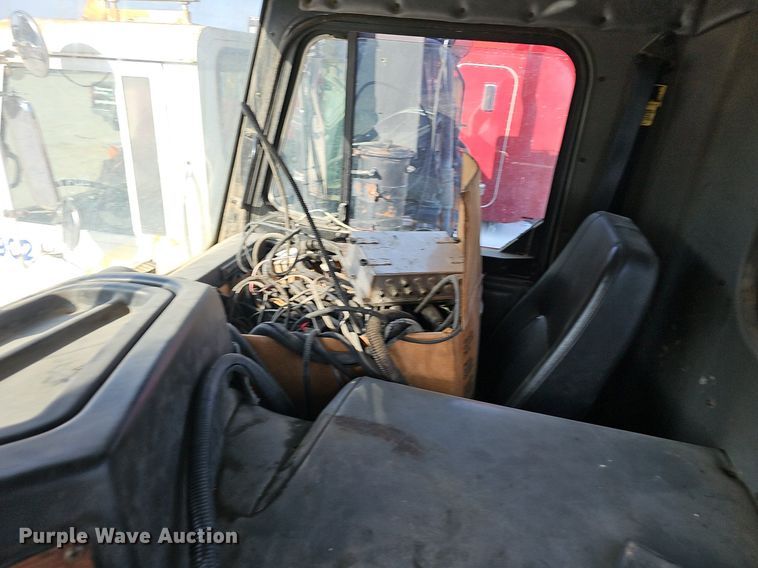 image for item EJ6043 2007 Peterbilt  320 truck cab and chassis