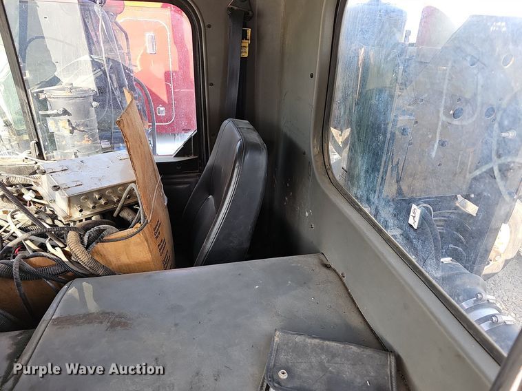 image for item EJ6043 2007 Peterbilt  320 truck cab and chassis