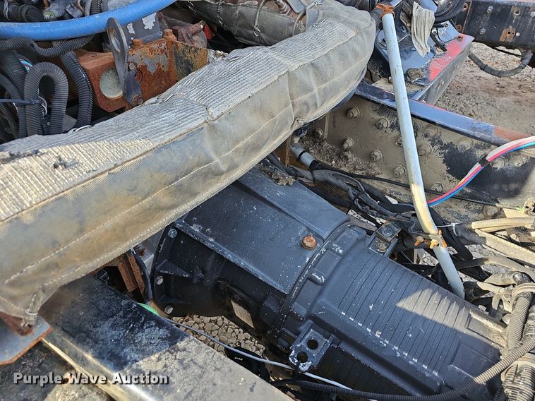 image for item EJ6043 2007 Peterbilt  320 truck cab and chassis