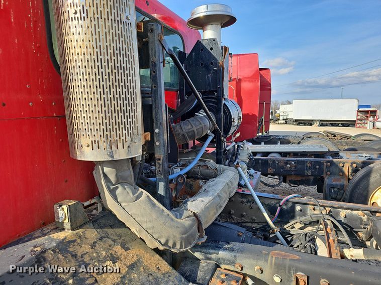 image for item EJ6043 2007 Peterbilt  320 truck cab and chassis