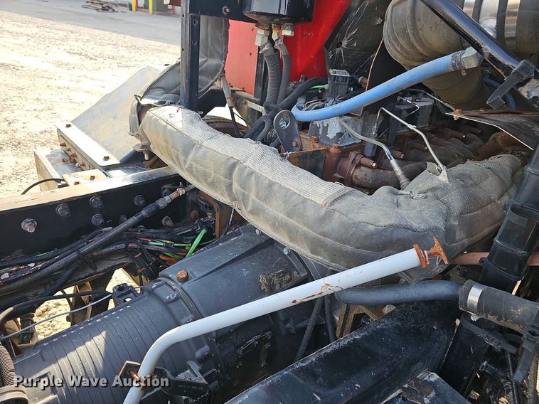 image for item EJ6043 2007 Peterbilt  320 truck cab and chassis