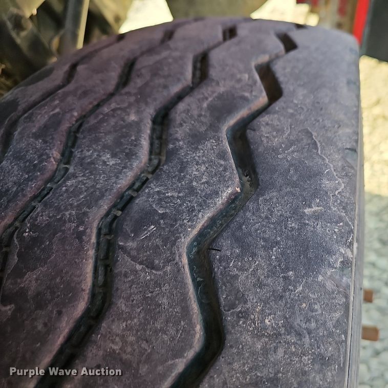 image for item EJ6043 2007 Peterbilt  320 truck cab and chassis